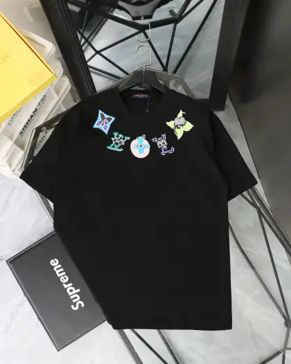 包邮 LOUIS VUITTON/路易威登LV 2025新款卡通logo项链印花短袖圆领T恤 Louis Vuitton,法国路威酩轩集团-LVMH旗下品牌,著名奢侈品箱包和皮具品牌,百余年的传奇经典,全球时尚旅行艺术的精致象征.印有“LV”标志这一独特图案的交织字母帆布包,伴随着丰富的传奇色彩和雅典的设计而成为时尚之经典.延续至今,不论后来延伸出来的皮件、丝巾或手表、笔、服装,都是以崇尚精致、品质、舒适的“旅行哲学”,作为设计理念. 面料采用320G 100%纯棉双纱面料 同缸定染特种加粗32支双股1X1螺纹克纯棉面料,保证舒适性同时透气冰爽的同时又不透底!面料上身有型弹性不紧绷日常通勤运动统统yyds -肩膀采用双针车线跨缝工艺后领口处采用纯棉拉条提升了后颈接触的舒适度布面干净.布纹清晰,柔软舒适 - 全套定制的原版辅料,吊牌,洗水,主唛,防潮纸统统安排到位.版型釆用OS宽松落肩版型.男女同款 颜色:黑色 白色 尺码表:图9